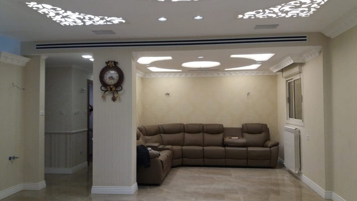 התקנת רמקולים שקועים בתקרה