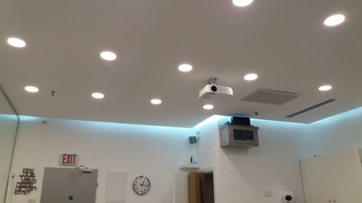 התקנת מקרן לחדרי הדרכה