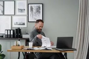 איך להשיג יותר לקוחות באמצעות מערכת הגברה ומולטימדיה איש סאונד שלוקח בחשבון את התקציב וגודל החנות