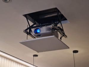 התקנת מערכת קולנוע ביתית עם מעלית למקרן בבית פרטי