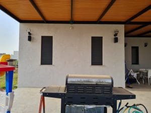 התקנת מערכת קולנוע ביתית עם מעלית למקרן בבית פרטי