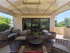 התקנת מערכת סאונד וקולנוע ביתי לסלון מטבח ולחצר