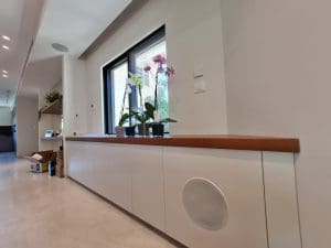 התקנת מערכת סאונד וקולנוע ביתי לסלון מטבח ולחצר