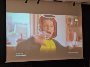 התקנת מערכת קולנוע ביתית עם מעלית למקרן בבית פרטי