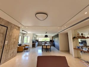 התקנת מערכת סאונד וקולנוע ביתי לסלון מטבח ולחצר