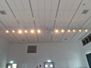 התקנת מערכת הגברה מולטימדיה ותאורה באולם מתנ''ס חריש