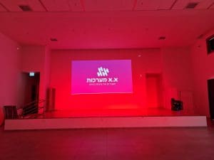 התקנת מערכת הגברה תאורה ומולטימדיה