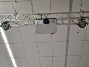 התקנת מערכת הגברה תאורה ומולטימדיה