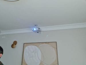 התקנת מערכת סראונד ומקרן קולנוע ביתי בסלון