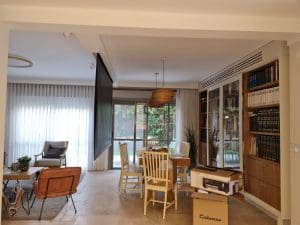 התקנת מערכת סראונד ומקרן קולנוע ביתי בסלון