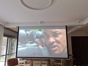 התקנת מסך הקרנה חשמלי בסלון