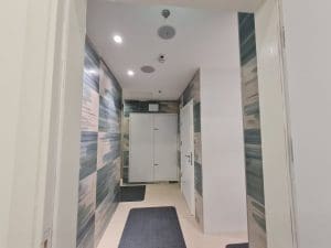 התקנת רמקולים שקועים  בחדרי רחצה ומלתחות