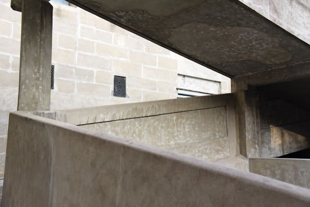 ייעוץ לבניית מערכת קולנוע ביתית שיפור האקוסטיקה בקירות בטון